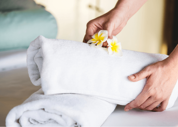 asciugamani-con-fiori-sopra