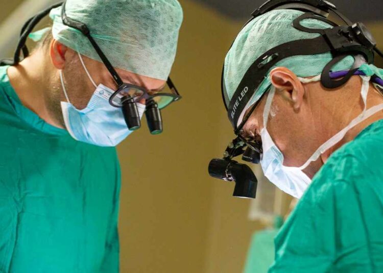 due-dottori-stanno-facendo-un-intevento