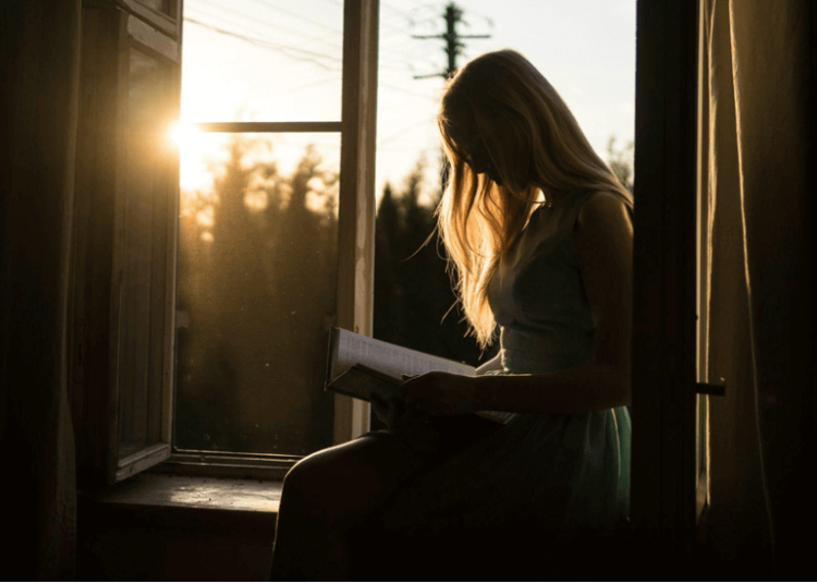 ragazza-legge-libro-sulla-finestra