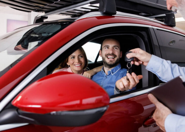 coppia-dentro-auto-a-noleggio-rossa-chiavi-in-mano