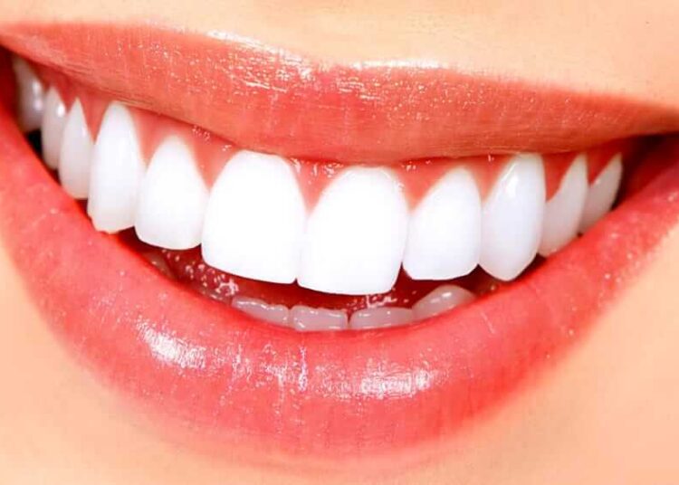 bocca-donna-denti-bianchi