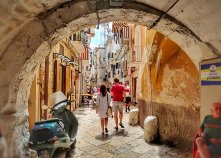coppia-sotto-ponte-vicolo-bari